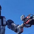 Roboti u Japanu sa motornim testerama pomažu održavanje železničkih pruga