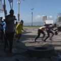 (Video) "kontrolišu 80 odsto glavnog grada": Bande na Haitiju pokušale da zauzmu aerodrom, snage bezbednosti pucale na njih…