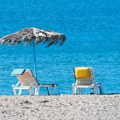 Мање лежаљки на грчким плажама