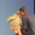 Анђелкин муж излетео на сцену, па глумицу пред свима пољубио у уста Марко показао колико је луд за њом, па јој предао…