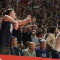 Apeli urodili plodom: Pogledajte kako su navijači Zvezde ispratili košarkaše Partizana u svlačionicu