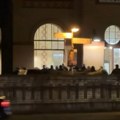 VIDEO Masa huligana utrčava u zgradu, policija zatvorila celu stanicu posle tuče