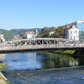 Drama u Sarajevu: Muškarac ušao u Miljacku i počeo da pluta, policajci ga izvukli iz reke