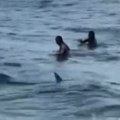Užasavajuće scene na poznatoj plaži Morska neman krvnički ugrizla ženu u plićaku (video)