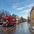 Kamiondžije Deda Mrazevi delili paketiće i slatkiše u Niškoj Banji i Nišu