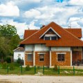 Porodica iz Srbije ispred kuće zatekla prazne saksije, po fasadi ljuske od jaja! Progovorili i sve izneli javno! Sledili se…