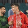 Tenis je dobio novog „dirigenta“: Jakub imitirao Novaka i ućutkao Francuze /video/