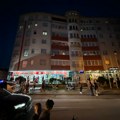 Drama u centru Novog Pazara: Dete (7) palo sa petog sprata zgrade, transportovano za Beograd na lečenje