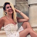 (Foto) bosa i preplanula: Jovana Jeremić pokazala kako se provodi u Španiji: U miniću sela na pod, ne skida osmeh sa lica
