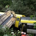 (Foto, video) prve slike sa mesta gde je voz izleteo iz šina: Najmanje troje mrtvih, više od 30 povređenih: Stravičnu nesreću…