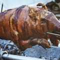 Praseće pečenje na Božićnoj trpezi će biti luksuz! Za 20 hiljada možete dobiti celu pečenicu, a ko nema…