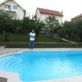 (Foto) Naš pevač ima kuću izvan grada i ogroman bazen nasred dvorišta: Oženio se posle 3 meseca veze i ovde uživa sa drugom…