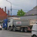 MILAN TANOVIĆ TANE (MONARHISTI): KAMIONSKE PREVOZNIKE UCENJUJU DA NA KAMIONE ZALEPE PLAKATE „SRBIJA POBEĐUJE