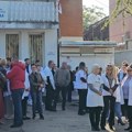 Protest radnika Dom zdravlja u Gračanici zbog hapšenja direktora zdravstvenih i obrazovnih ustanova (VIDEO)