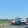 (Foto, Vido) Sve stoji na auto-putu ka Beogradu! Šleper se preprečio kod Požarevca, kolona duga 5 kilometara