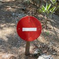 Opasnost na mesnom groblju: Deo stare kapele počeo da se obrušava