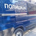 Farbao stubove autobuskog stajališta i rasvete u boje sportskog kluba