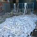 Gomila papira ispred bivše fabrike u Prokuplju, nadležni ne znaju odakle