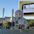 Zalepljena umrlica Ratka Mladića na crkvi Svetog Luke, evo kako izgleda