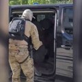 (Video) Ovako je SAJ pohapsio osumnjičene da su planirali nerede za izbore. Sa punom opremom i maskama upali u prostorije koje…