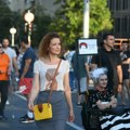 Jelena Stupljanin na protestu „Srbija protiv nasilja“: Glumica sa osmehom u koloni ka Mostarskoj petlji FOTO