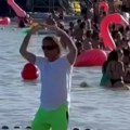 (Video) "kad ne možeš da pobediš, ti im se pridruži": Željko Mitrović u transu na letovanju - klinci se provode, on ušao…