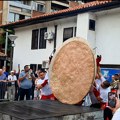Ekipa iz „Kolibe“ ponovo napravila najveću pljeskavicu na svetu