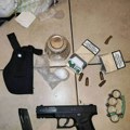 Prilikom pretresa stana policija pronađen pištolj, narkotici i municija