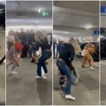 Makljaža na parkingu tržnog centra u Engleskoj: Devojke se tukle i čupale za kosu, sevale pesnice, policajac jedva uspeva da…