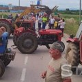 Meštani Stuble blokirali put Bojnik-Brestovac traktorima i od nadležnih traže pomoć