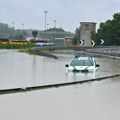 Krenuo udar mediteranskog uragana! Jedna zemlja već pod vodom, automobili plivaju na ulicama (video)