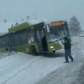 Autobus skliznuo s puta, šleperi se sudarili, putevi blokirani: Sneg i mećava prave haos širom Srbije! (foto, video)