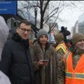 Incident ispred kapitola! Bivši premijer pokazivao Vikipediju gardi da bi ušao na Trampovu inauguraciju! (video)