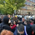 Incident u Novom Sadu: Guranje građana i policije na ulazu u zgradu suda, bačen i suzavac FOTO