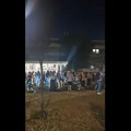 Studenti i građani ispred policije na Novom Beogradu, traže puštanje privedenog studenta