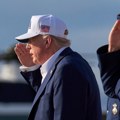 Tramp širi medijsku mrežu van Amerike – stiže Istina +, Njuzmaks u istom paketu
