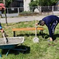 Neformalna grupa “Moja zajednica” u MZ Rasadnik ulepšala zajednički prostor uz podršku EU
