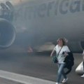 "Avion je u plamenu" Dim kulja na sve strane, putnici padali po pisti dok su bežali (video)
