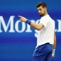 Novak dobio izazov pa „zavrckao“ kukovima: Đoković odigrao čuveni ples, luđe nije moglo VIDEO