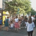 Roditelji i deca ispred vrtića "Draguljče", protestuju zbog iznenadne smene direktorke