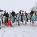 Tradicionalno jahanje konja na Božić: U galopu su jurili seoskim ulicam