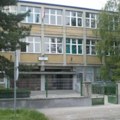 Policija u OŠ "Rade Končar" u Zemunu: Učenik objavio uznemirujuću poruku, roditelji se okupili ispred škole