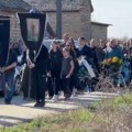 Kovčeg Dragana Lazića iznešen iz porodičnog doma, povorka krenula: U Brestaču tuga neopisiva, oni nose krst i sliku…
