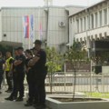 U Kuli se bira predsednik opštine, oko zgrade Skupštine veliki broj pripadnika interventne policije, ekipi N1 nije dozvoljeno…