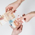 Evro stabilan na 117,38, dinar oslabio prema dolaru za 0,7 odsto