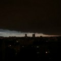 (Foto, video) Počela jaka oluja u Srbiji! Vetar nosi sve pred sobom, tuče i grad, a u narednih sat vremena stiže udar na…
