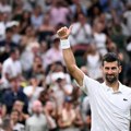 Jaka scena na Vimbldonu! Devojka prišla sa makazama - Novak vrisnuo: Izvinjavam se, petpostavljam da mi šala nije uspela...