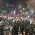 Suzavac, kordon i guranje sa građanima: Policija primorava Užičane da se udalje od gradskog trga, oni skandiraju "Uhapsite…
