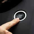 Šta ako pritisnete dugme za pokretanje/gašenje motora dok vozite? Postoji trik za hitne slučajeve