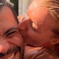 Anđelka Prpić i njen muž golišavi u bazenu! Glumica ga ljubi, a on ne skida osmeh: Podelila privatnu sliku o kojoj svi bruje…